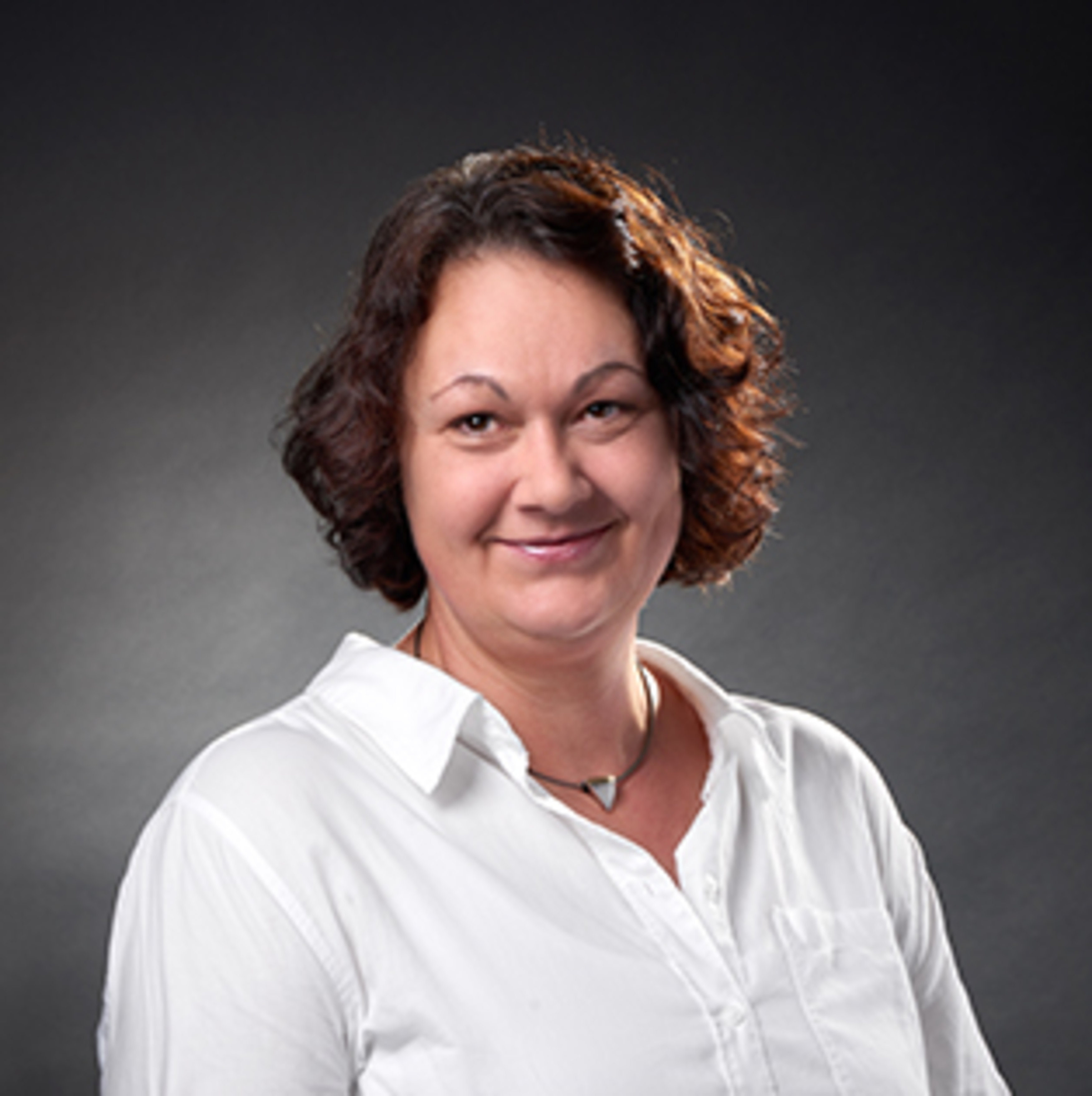 Portrait photo of Andrea Kaspar, taken from the front