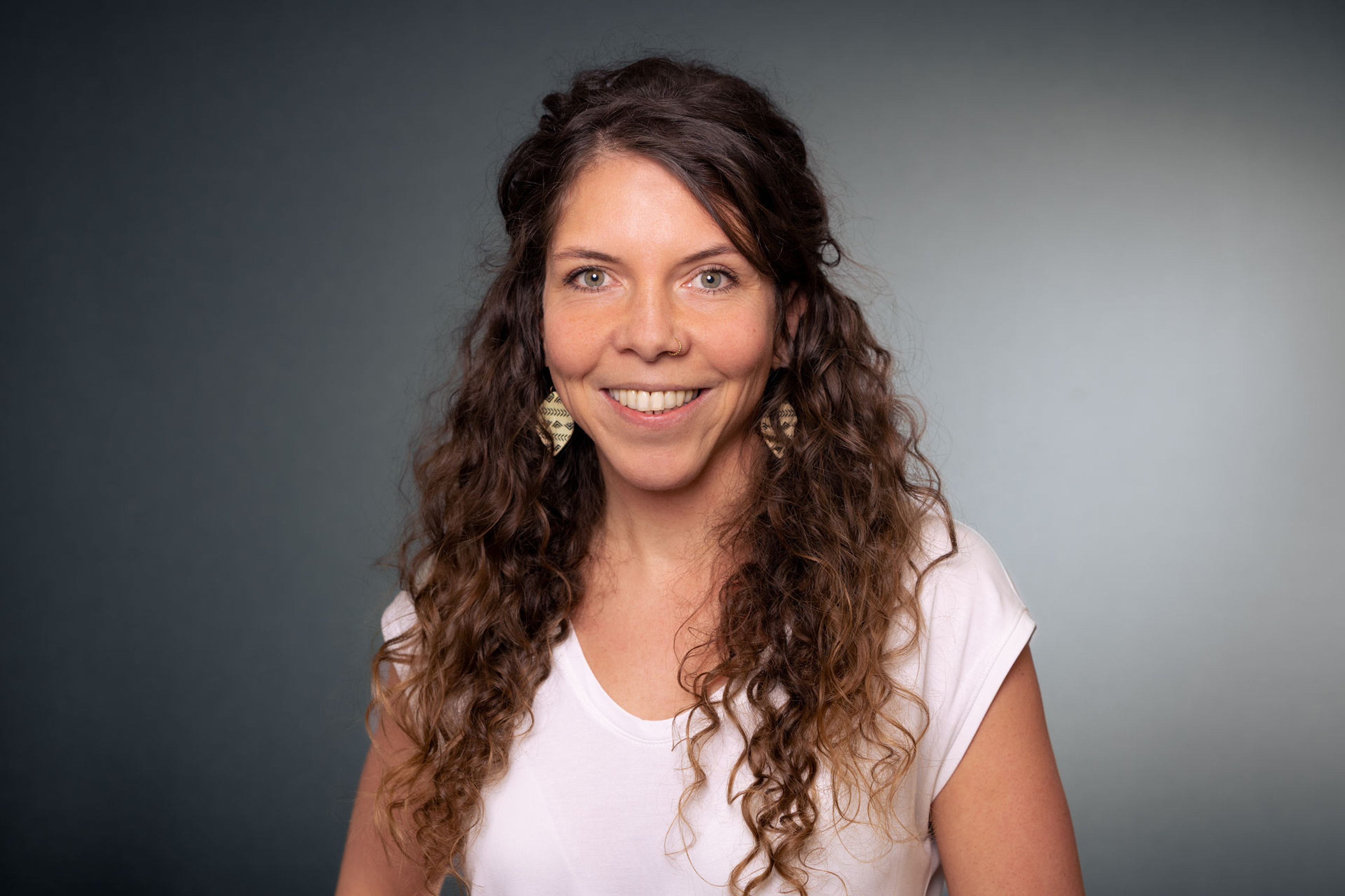 Portrait photo of Stefanie Eisbacher, taken from the front