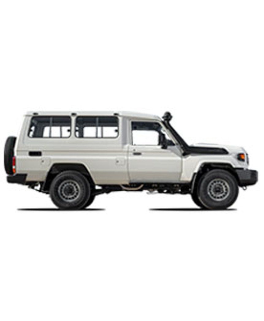 Side view Toyota Landcruiser Hardtop 78er long