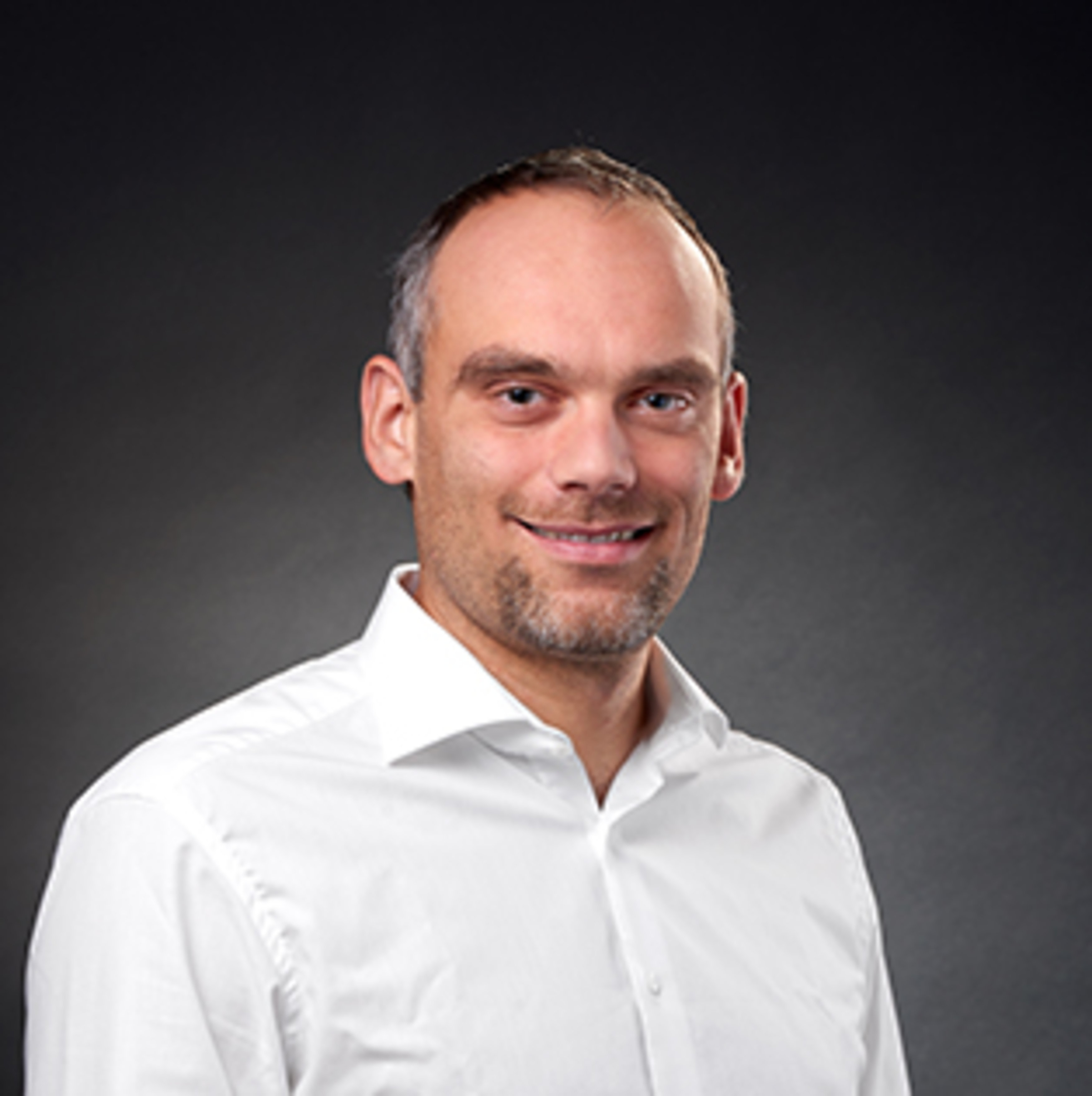 Portrait photo of Sebastian Ehrmann, taken from the front